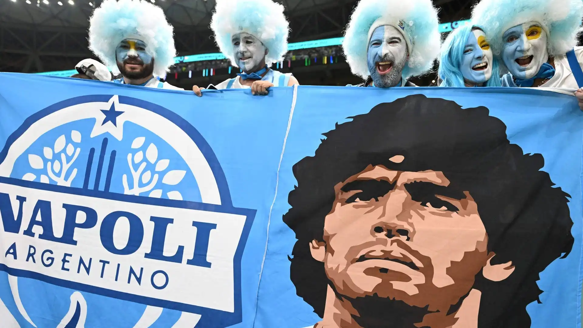 Non poteva mancare neanche un accenno al Napoli, il club con cui Maradona ha giocato e vinto per anni
