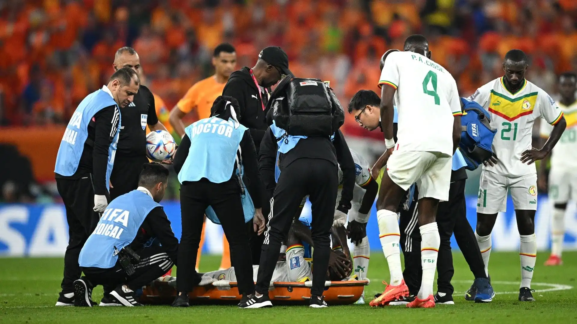 Il calciatore è stato soccorso dallo staff medico
