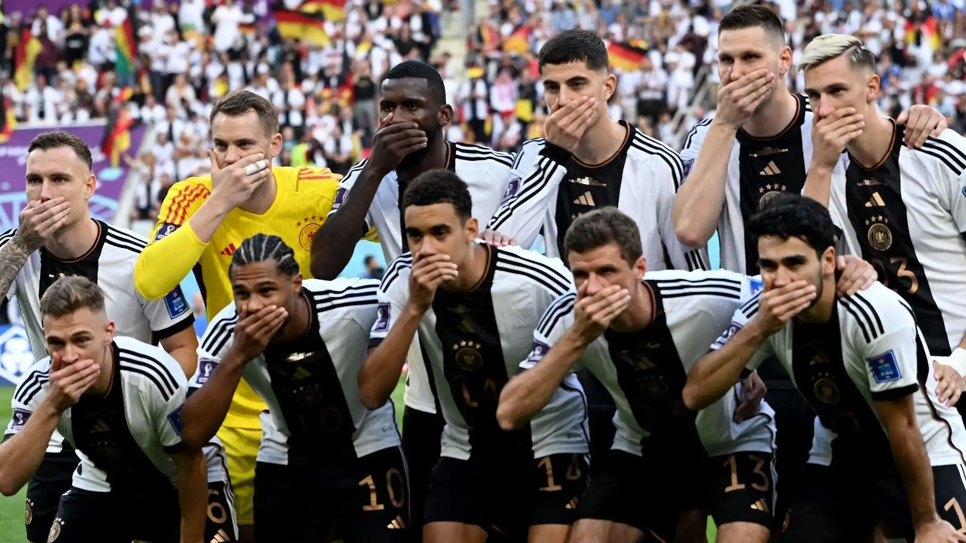 La Germania nella foto di gruppo prima del match aveva protestato contro la Fifa, tutti i giocatori si sono fatti immortalare con una mano davanti alla bocca.