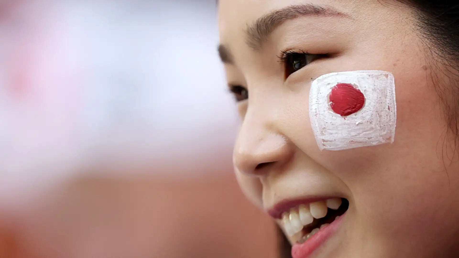 Questa tifosa ha la bandiera del Giappone disegnata sul viso