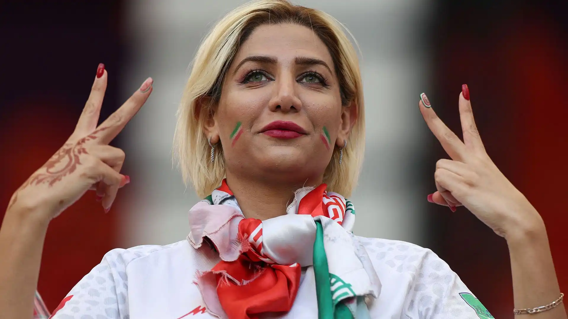 Tifosi iraniani festeggiano fuori e dentro lo stadio
