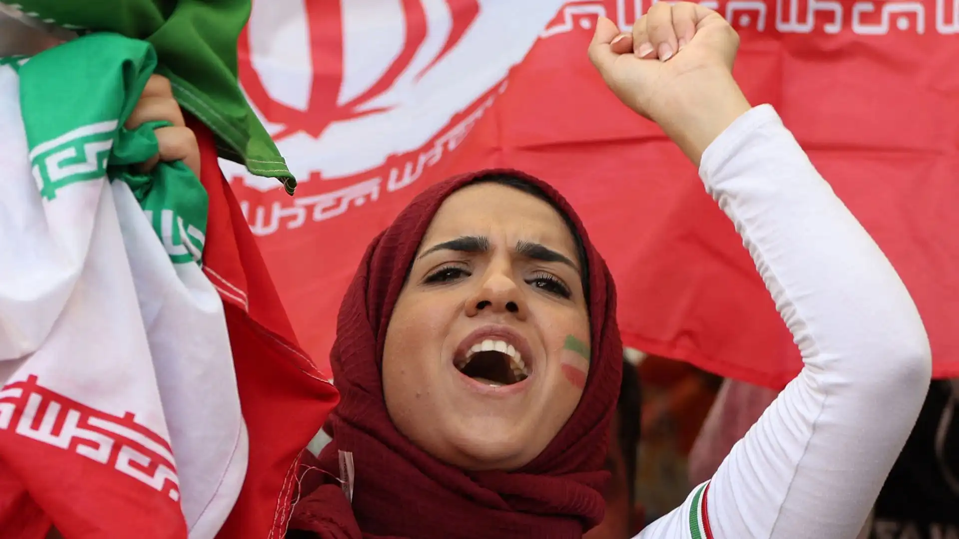 Tifosi iraniani festeggiano fuori e dentro lo stadio