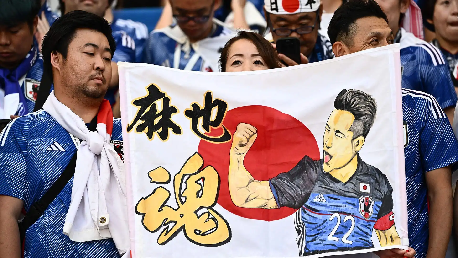 Tifosi giapponesi esultano allo stadio