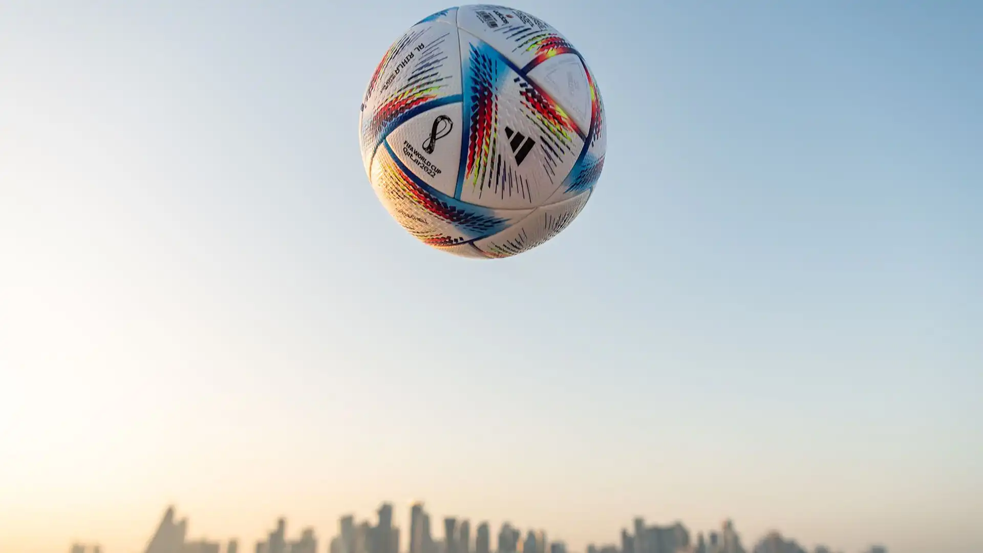 Al Rihla è un pallone altamente tecnologico, progettato per migliorare la rapidità di gioco e la precisione dei tiri.