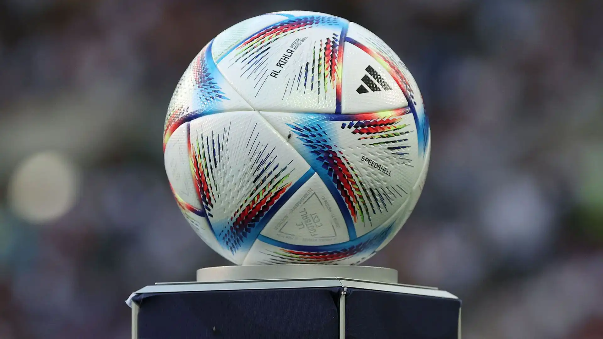 Al Rihla è un pallone altamente tecnologico, progettato per migliorare la rapidità di gioco e la precisione dei tiri.