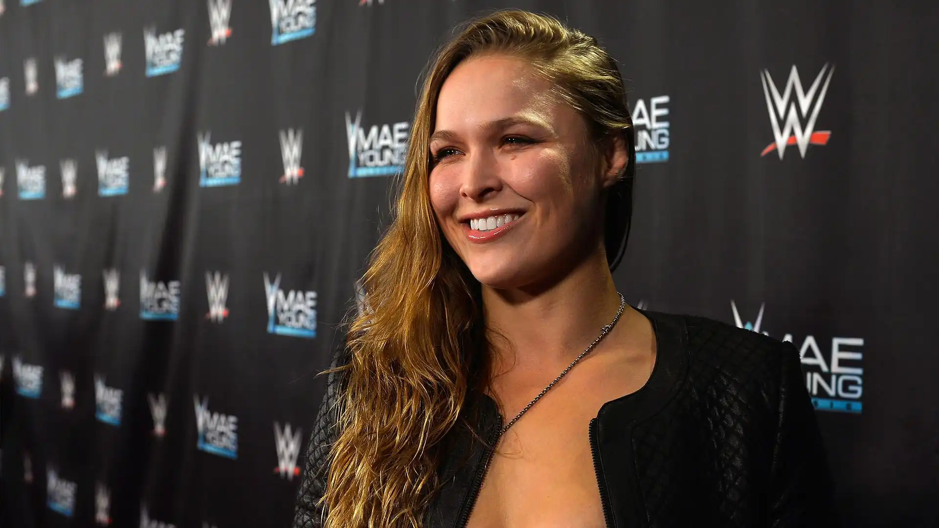 Ronda è una wrestler, attrice, ex judoka ed ex artista marziale mista statunitense sotto contratto con la WWE, dove si esibisce nel roster di SmackDown ed è l'attuale detentrice dello SmackDown Women's Championship