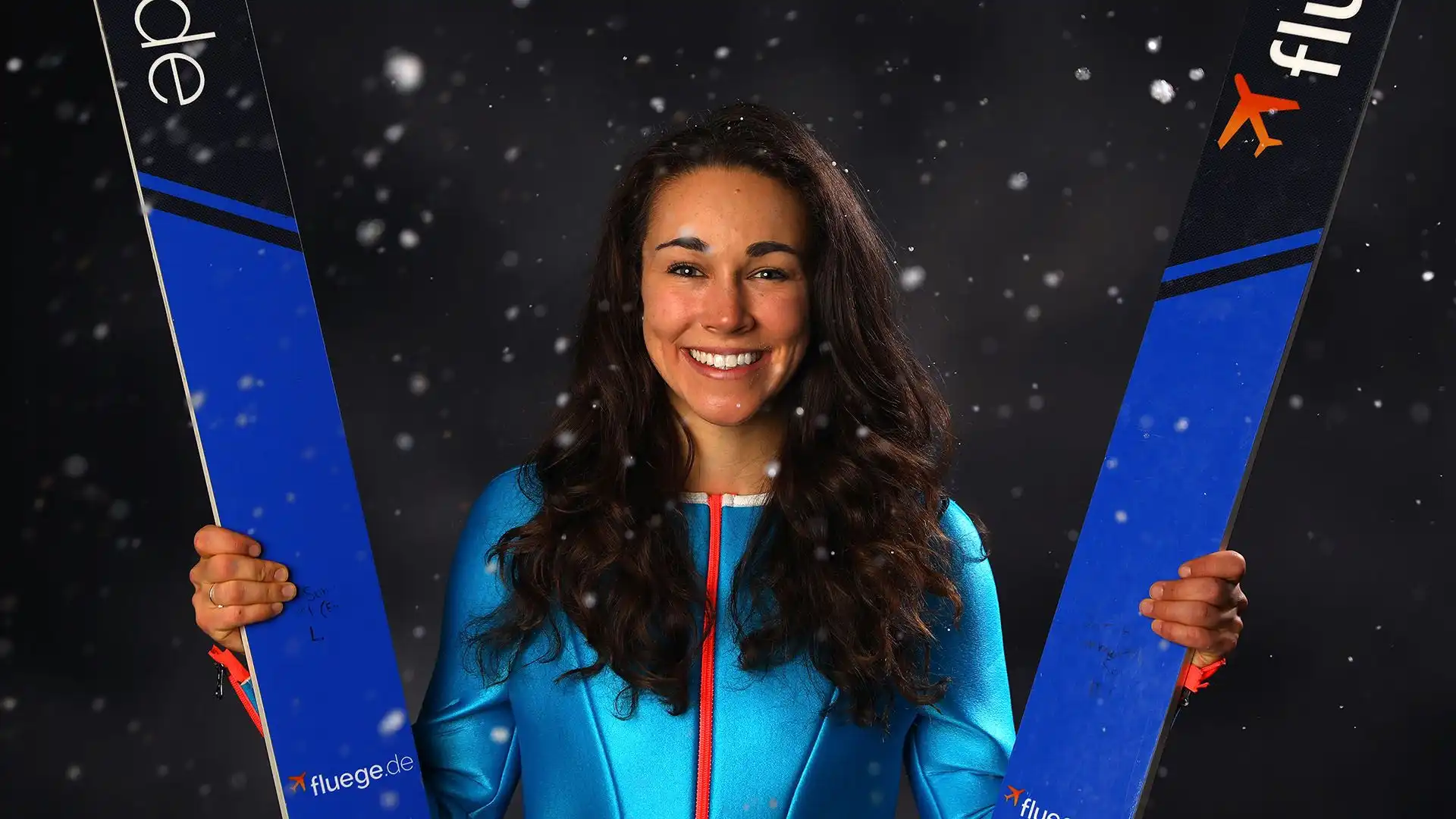 Sarah ha vinto la prima edizione della Coppa del Mondo di salto con gli sci femminile nel 2012.