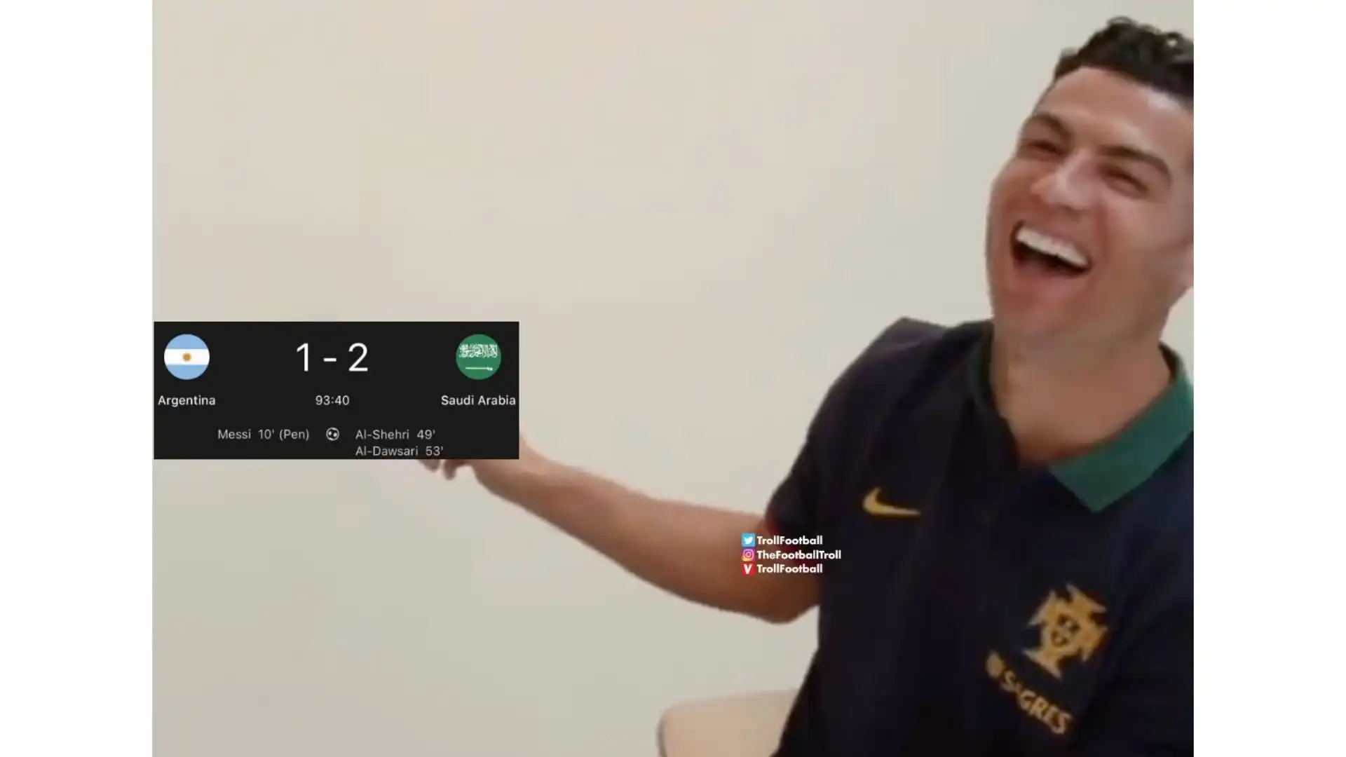 Chissà se se la starà ridendo anche Cristiano Ronaldo, come in questa immagine