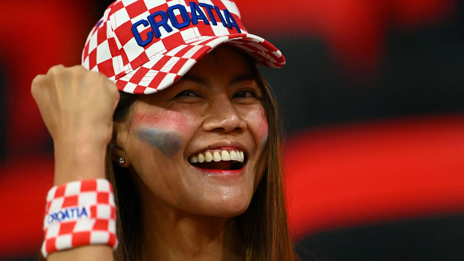Tifosi croati e belgi festeggiano allo stadio Ahmed bin Ali