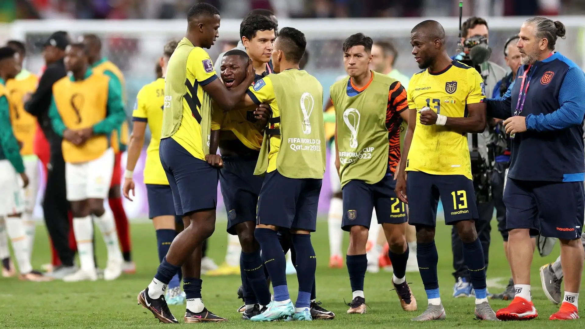 Ecuador eliminato dai Mondiali: le foto dei calciatori che piangono
