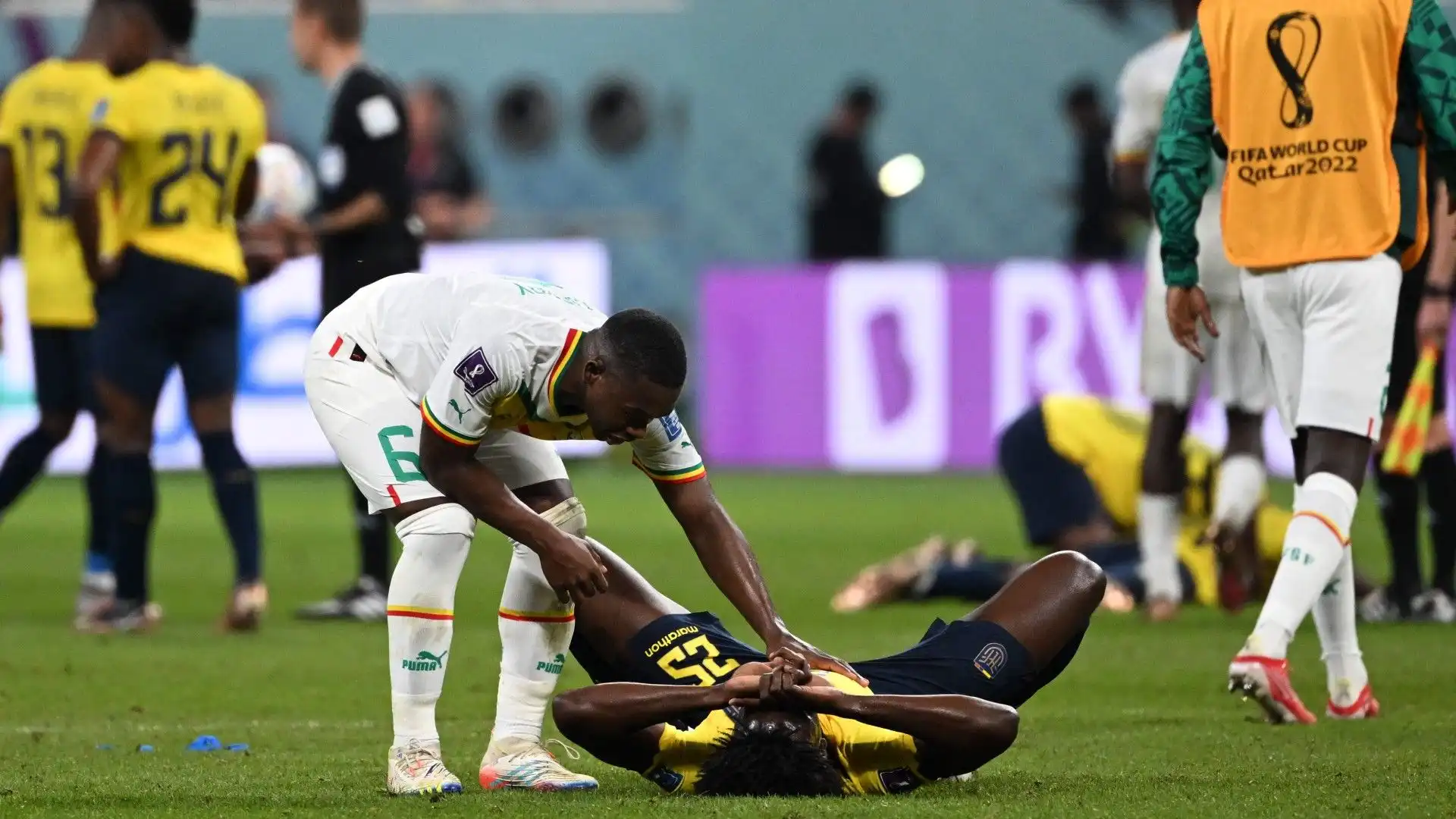 Alcuni avversari hanno provato a consolare i calciatori dell'Ecuador. Complimenti