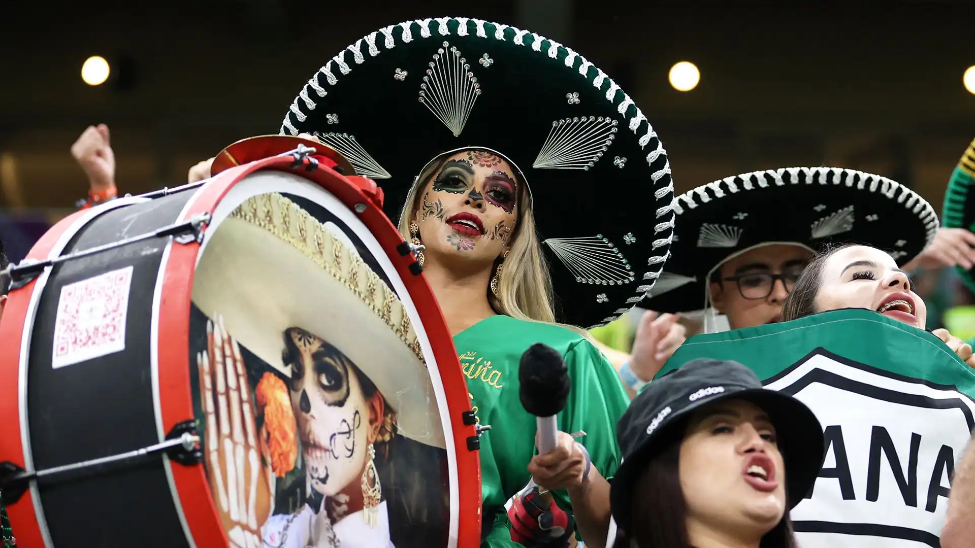 Una tifosa messicana durante la partita Arabia Saudita-Messico allo stadio Lusail in Lusail