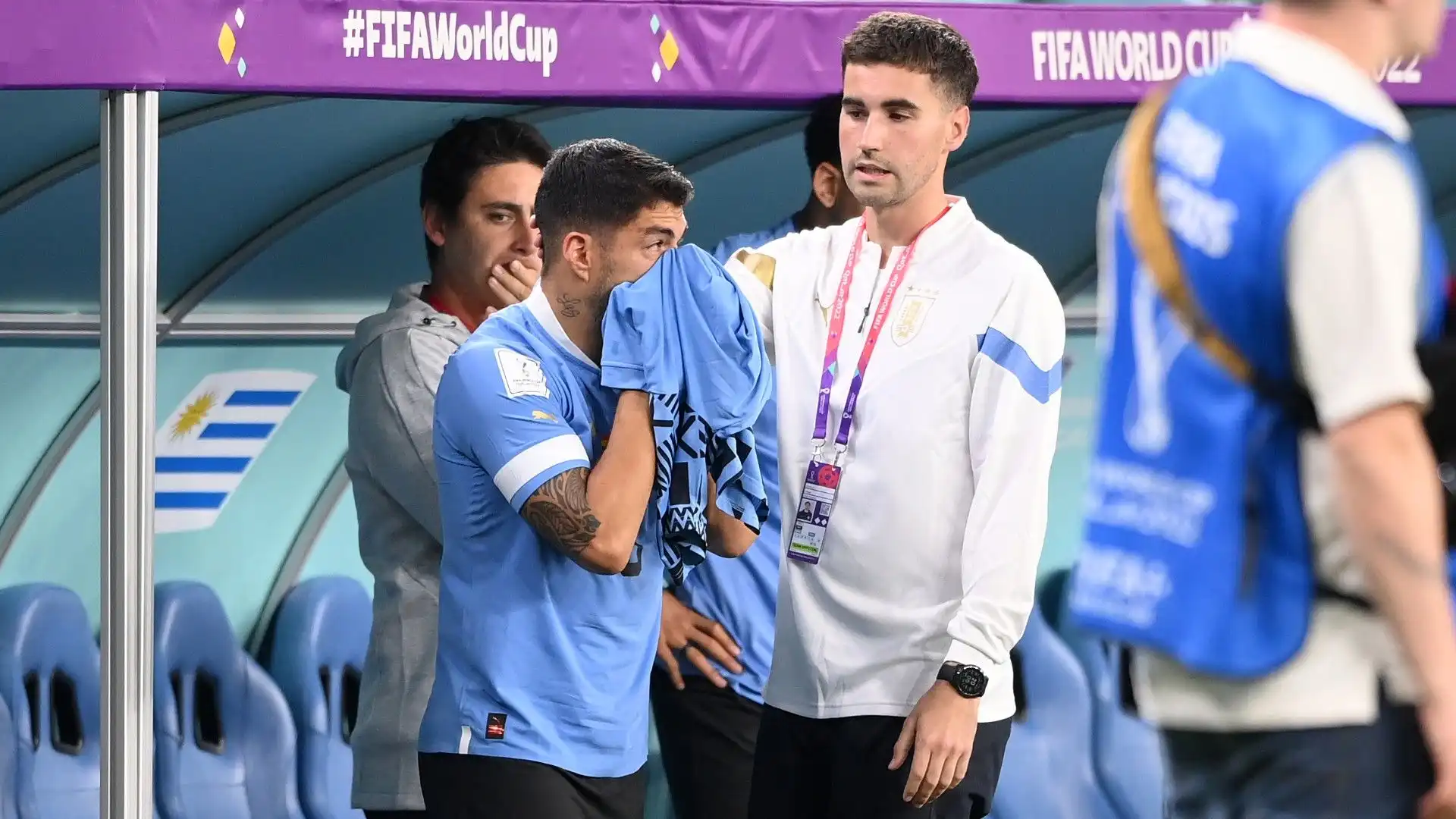 Mondiale, Luis Suarez distrutto: le foto dell'attaccante in lacrime