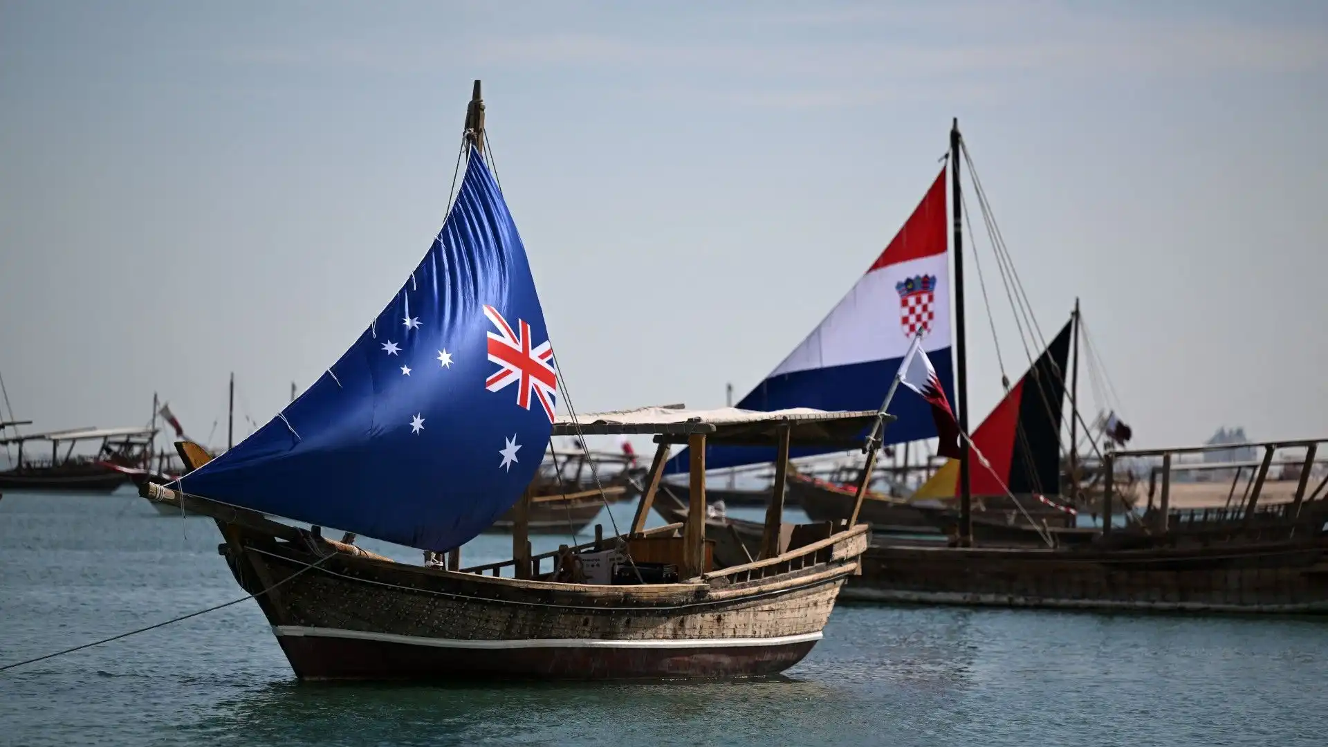 Le bandiere sono state issate sulle tipiche imbarcazioni dhow