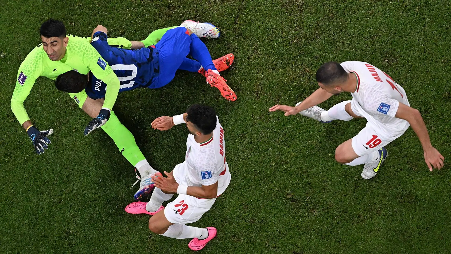 Grande spavento per Pulisic: l'attaccante si è scontrato contro il portiere dell'Iran al momento del gol