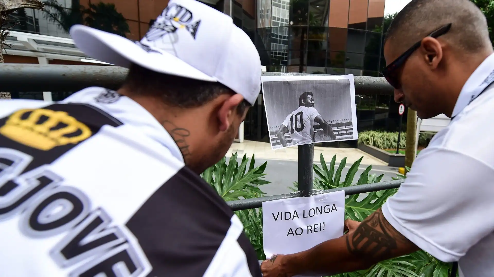 Due tifosi appendono un messaggio per la leggenda brasiliana