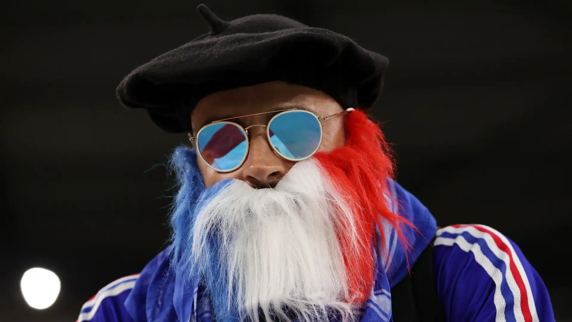 Il tifoso ha indossato una barba finta con i colori della bandiera francese