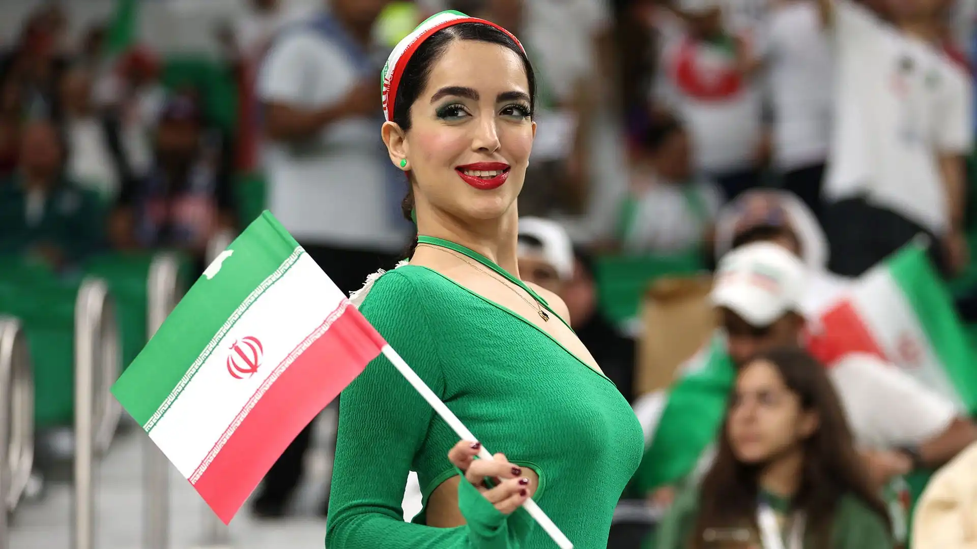 Una tifosa dell'Iran supporta la sua squadra