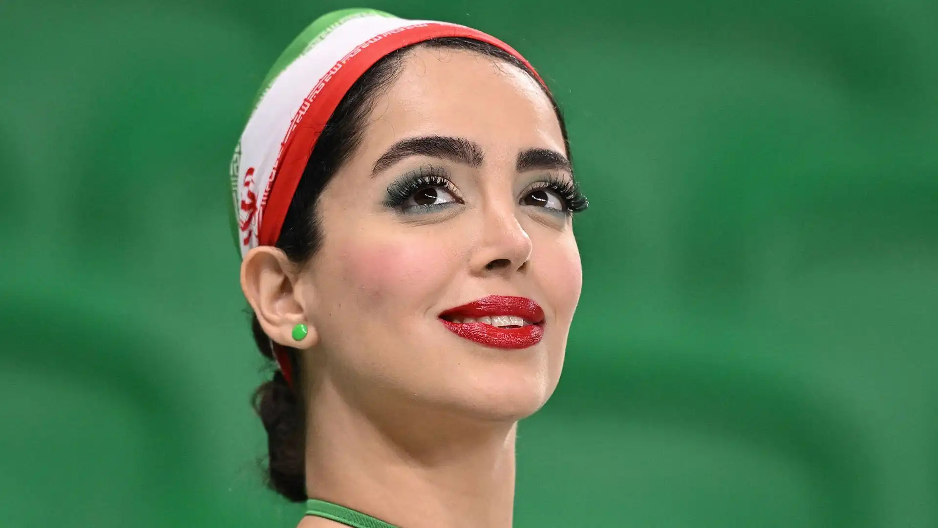 Una tifosa dell'Iran supporta la sua squadra