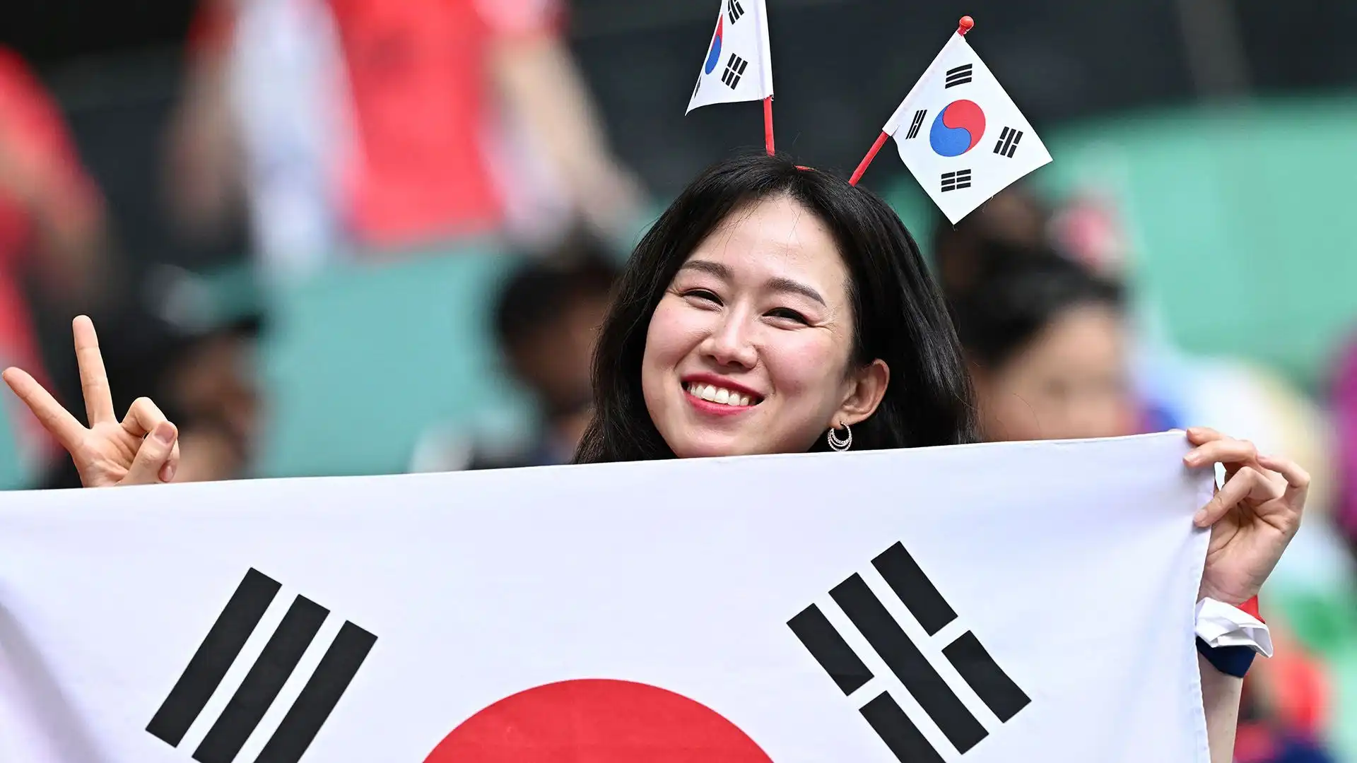Tifose coreane esultano allo stadio