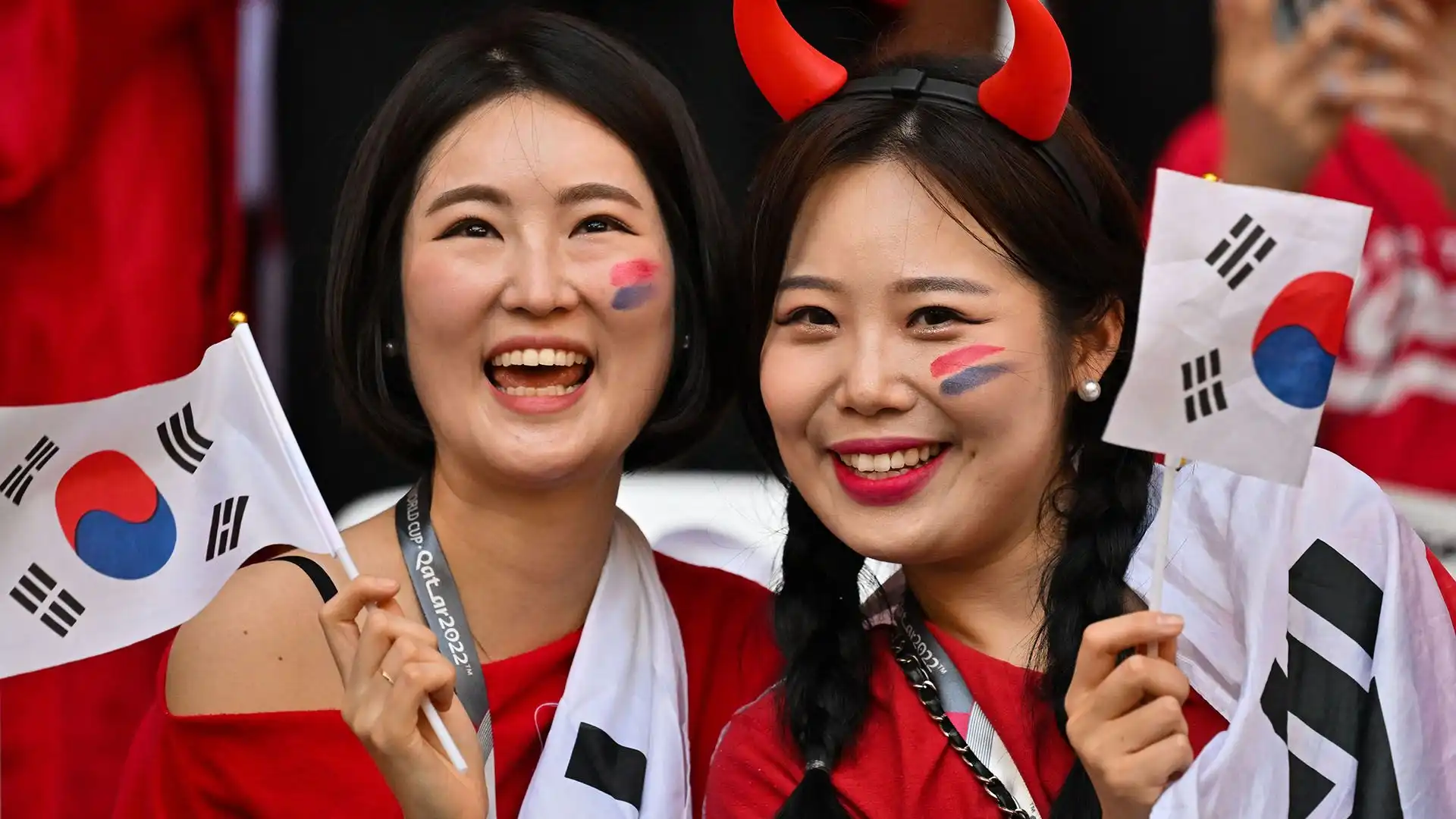 Tifose coreane esultano allo stadio