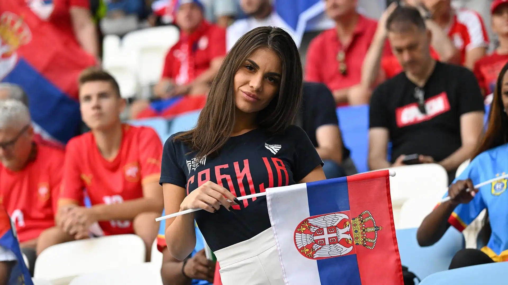 Numerose e molto carine le tifose serbe