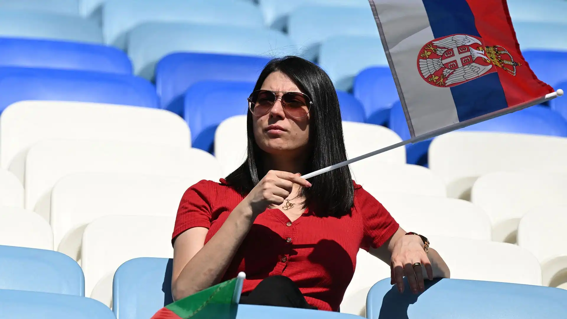 Una tifosa serba, qui, sventola una bandiera