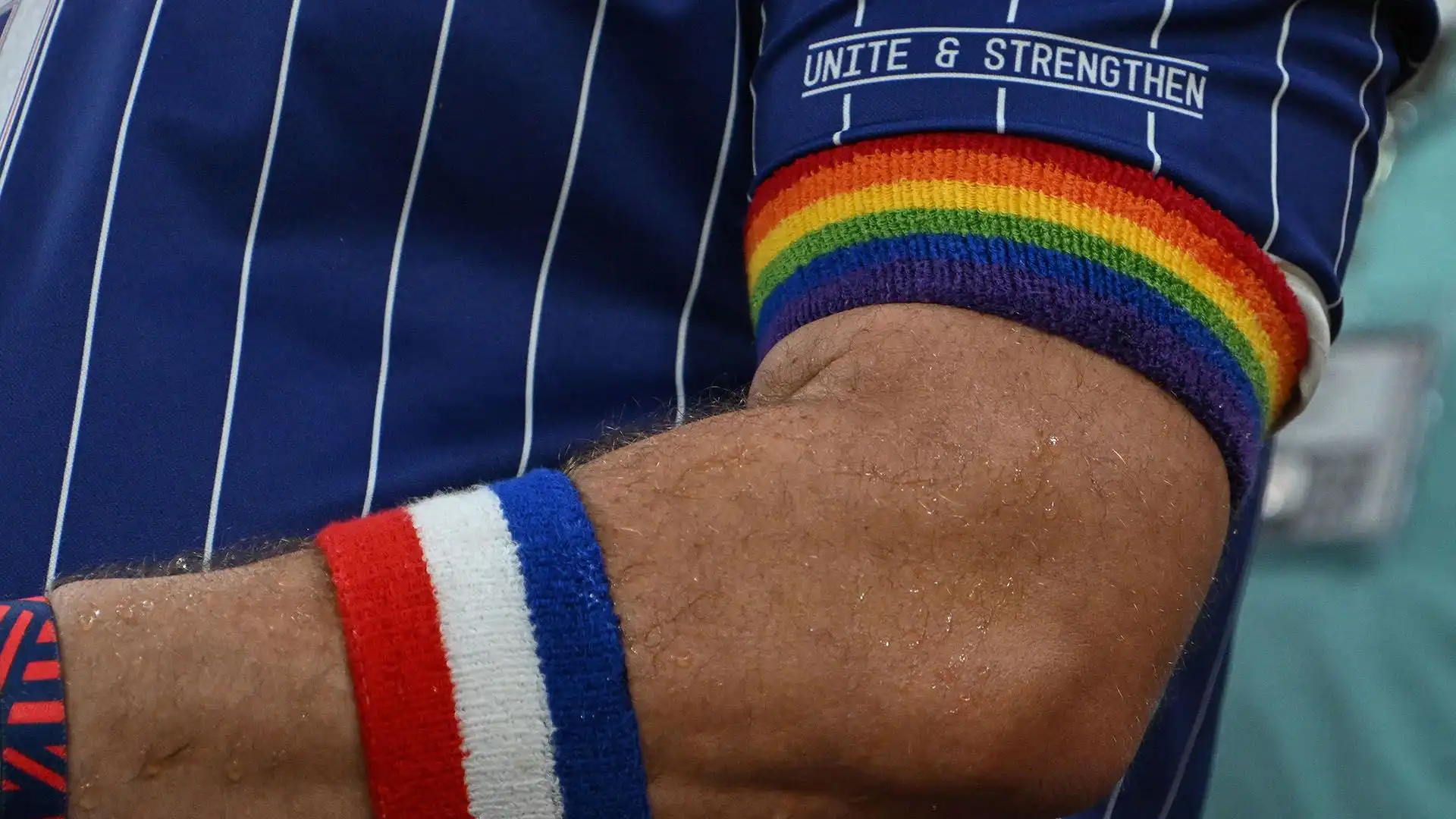 Prima della partita dei Mondiali tra Stati Uniti e Iran, un tifoso americano è stato scortato fuori dallo stadio Al-Thumana per aver indossato al braccio una fascia arcobaleno, in difesa dei diritti LGBTQ.