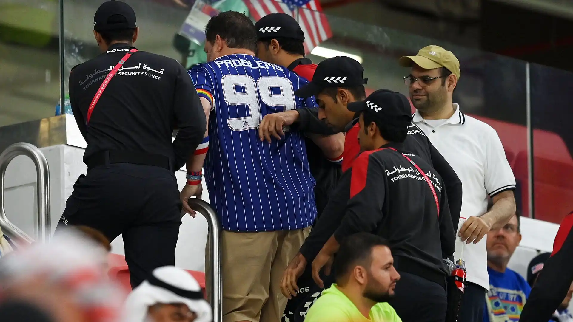 Prima della partita dei Mondiali tra Stati Uniti e Iran, un tifoso americano è stato scortato fuori dallo stadio Al-Thumana per aver indossato al braccio una fascia arcobaleno, in difesa dei diritti LGBTQ.
