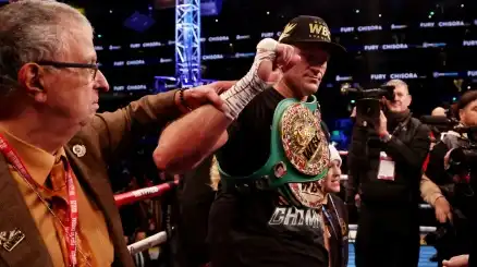 Boxe, Tyson Fury resta campione: battuto Chisora sotto gli occhi di Usyk