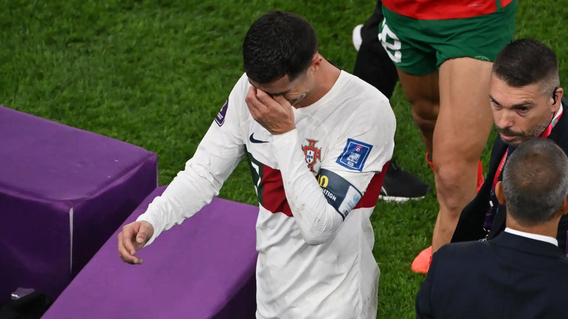 Cristiano Ronaldo lascia il campo in lacrime: le immagini