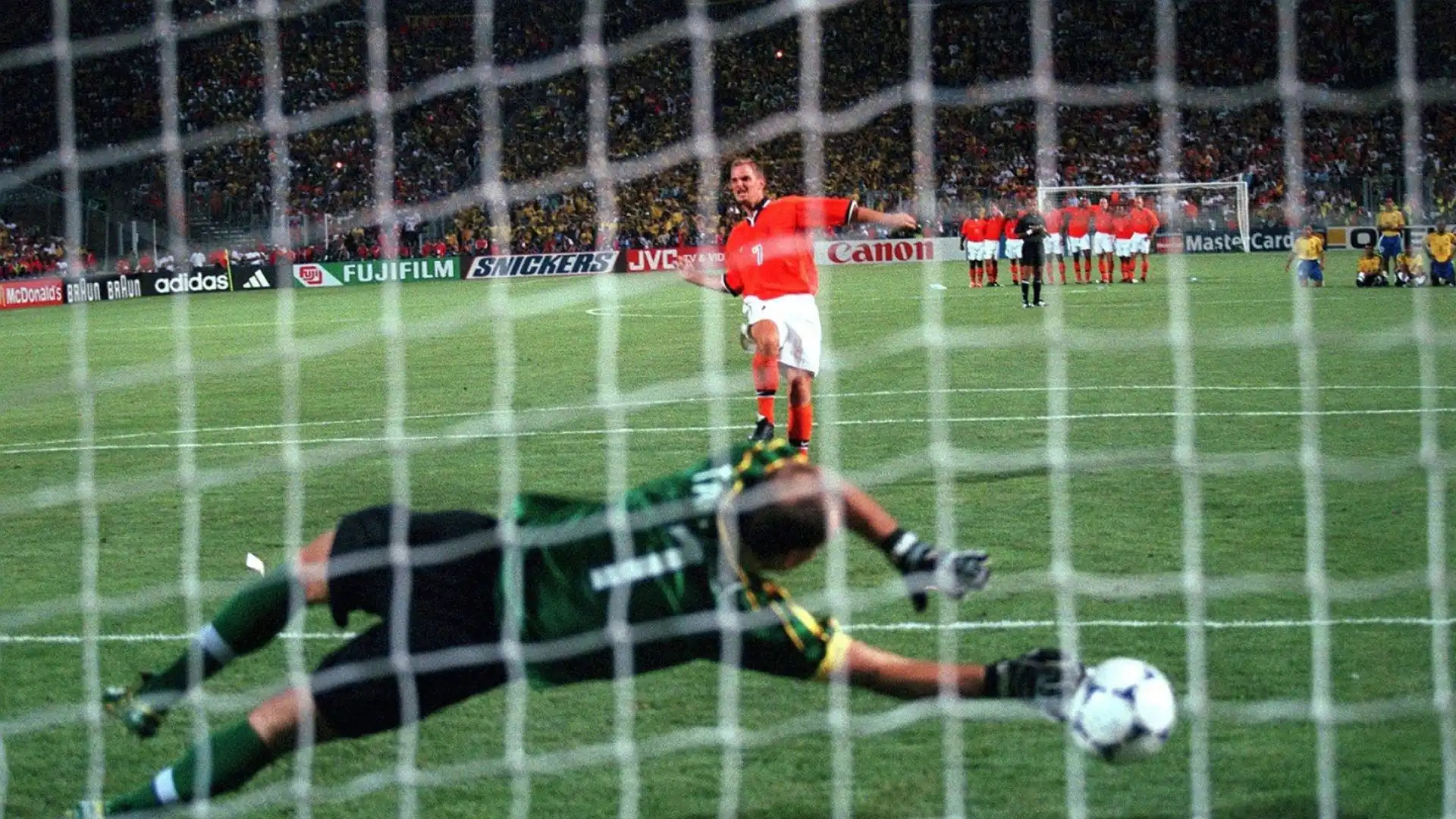 Ronald De Boer si fa parare il rigore da Taffarel, il Brasile si qualifica per la finale di Francia '98