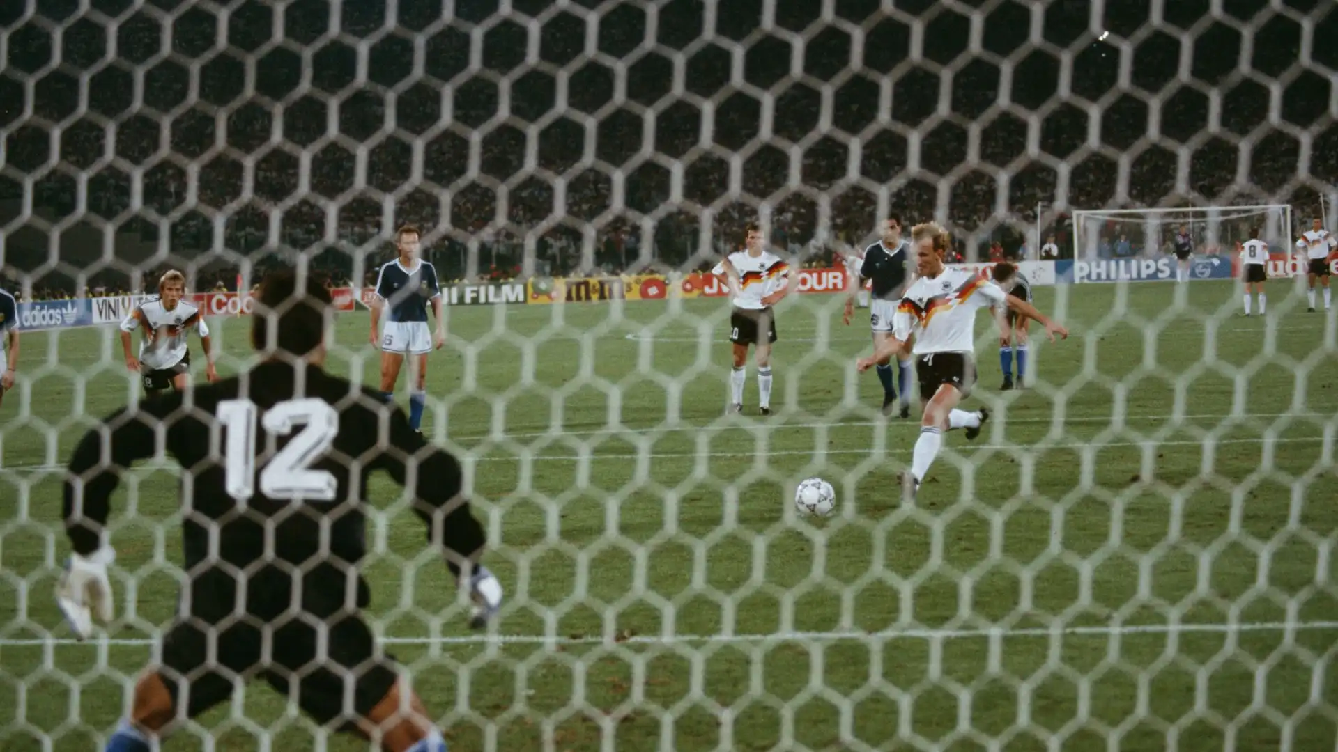 Il tedesco Brehme segna dagli undici metri l'unica e decisiva rete di Argentina-Germania, finale di Italia '90.