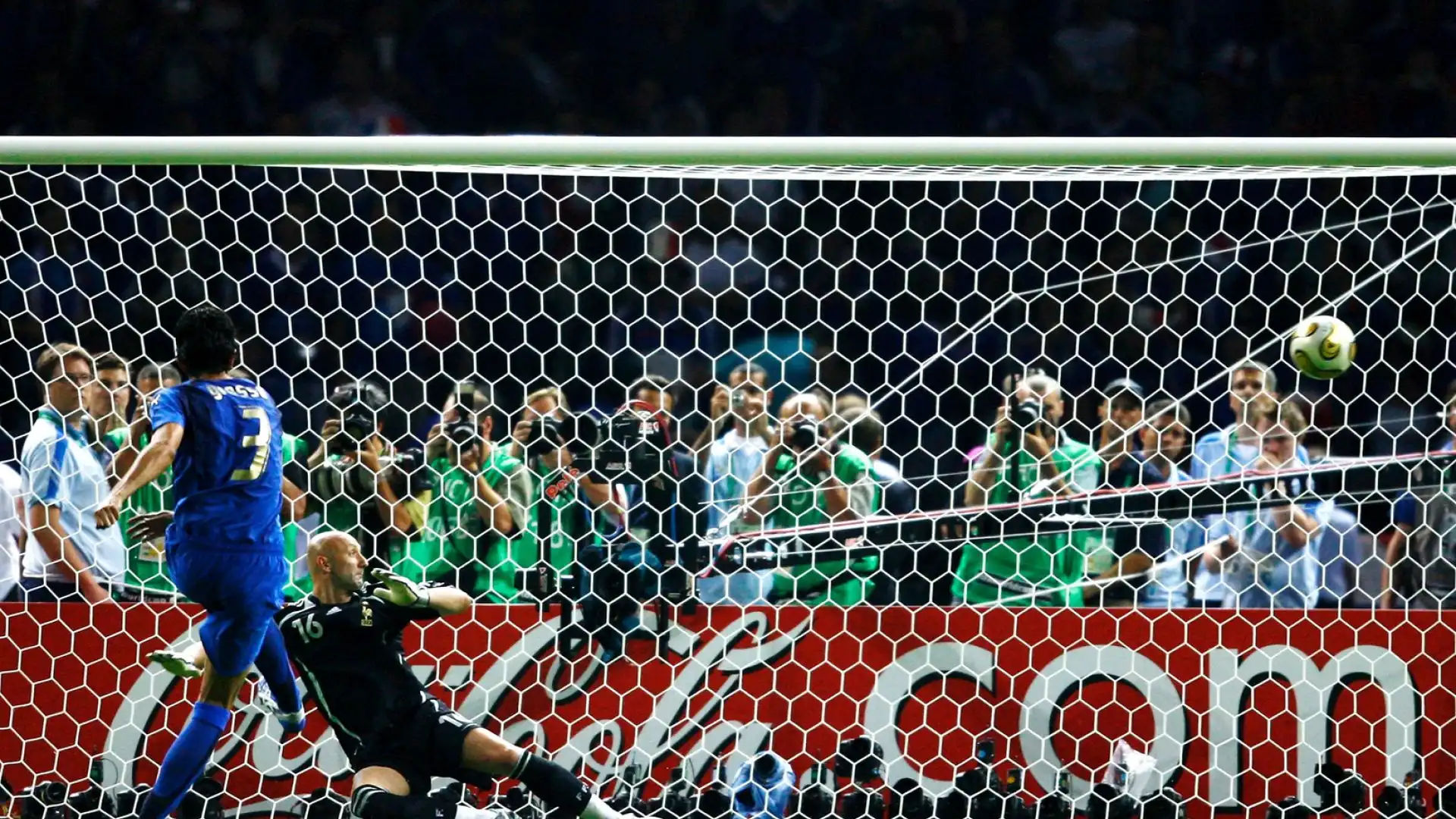 Grosso batte Barthez e realizza il rigore che consegna all'Italia la Coppa del Mondo 2006 in Germania
