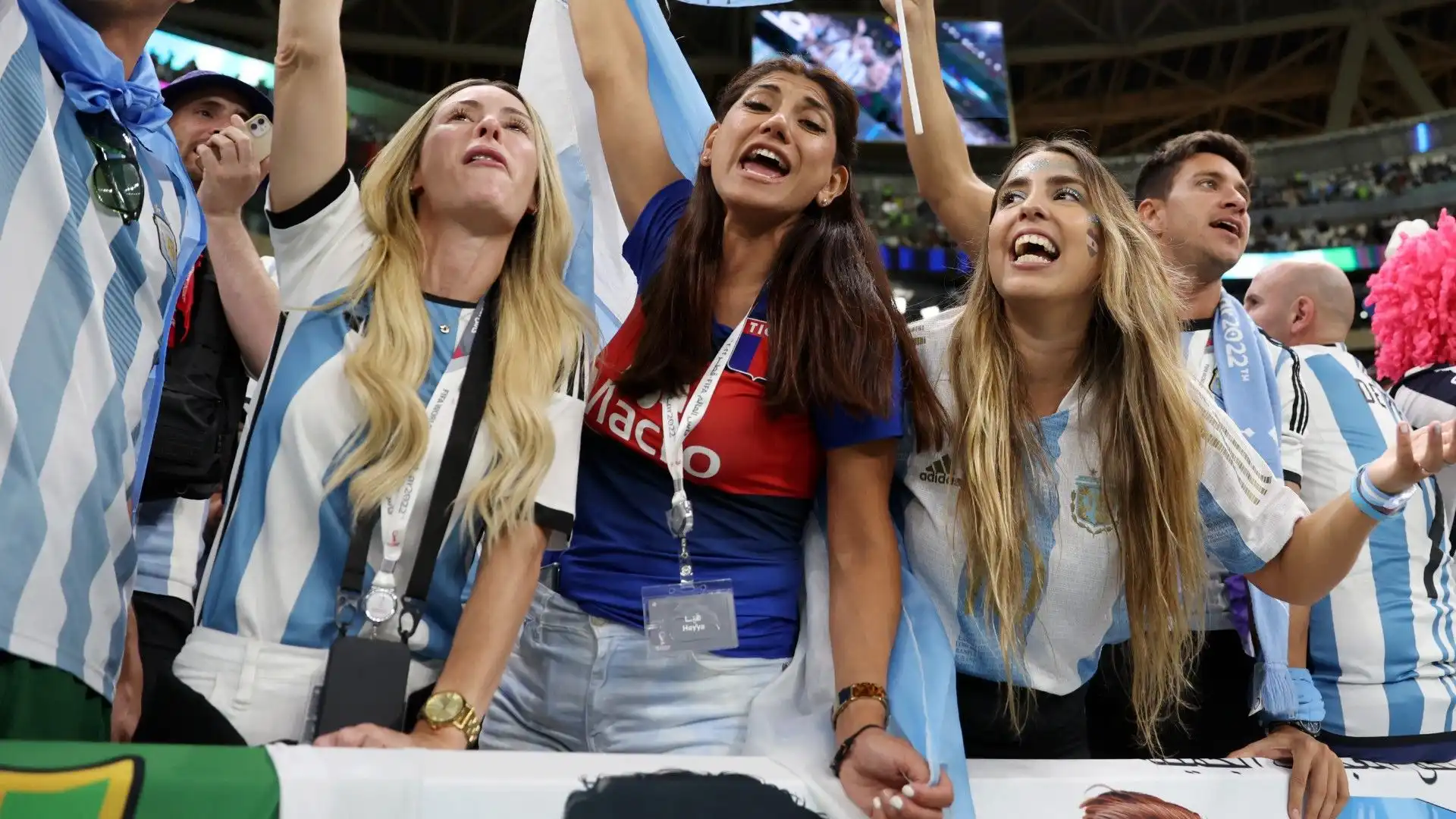 In mezzo ai tifosi dell'Argentina ci sono tre scatenate ragazze, in tribuna per sostenere Messi e compagni.