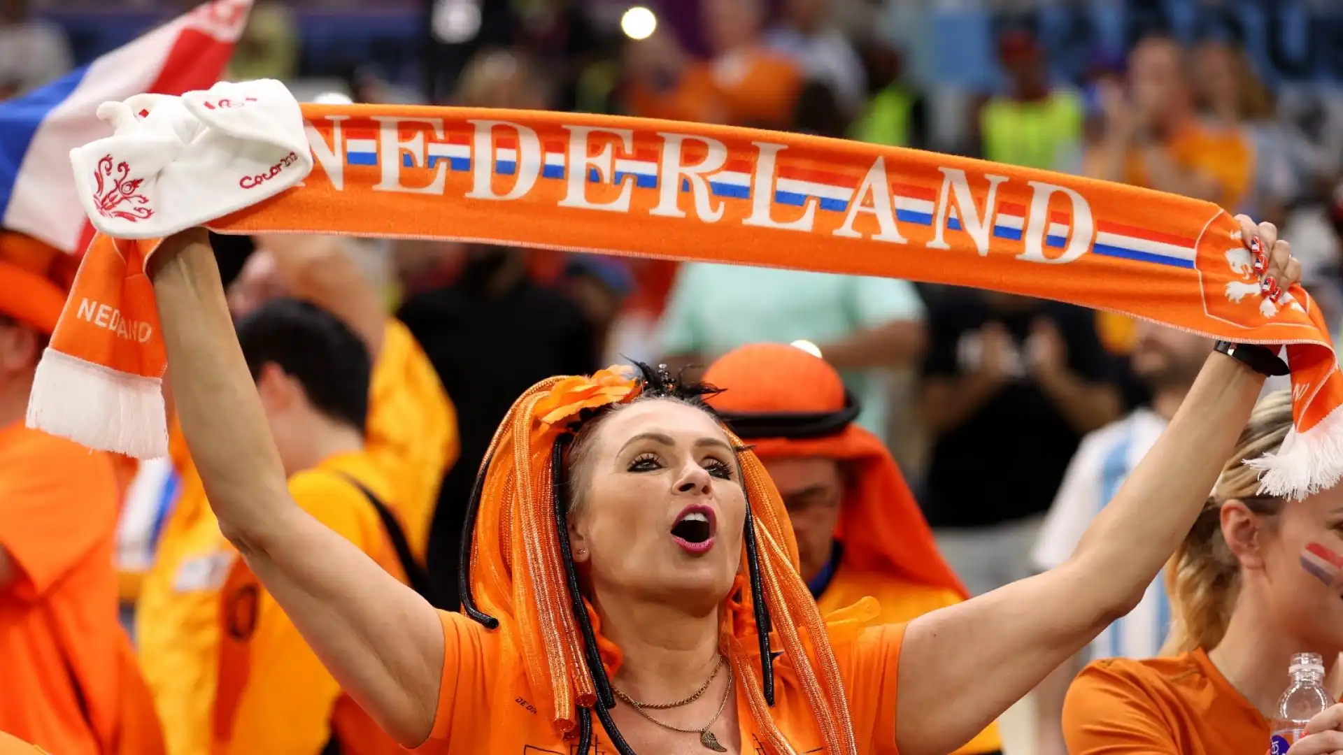 Questa tifosa vuole trasmettere tutta la sua passione all'Olanda.