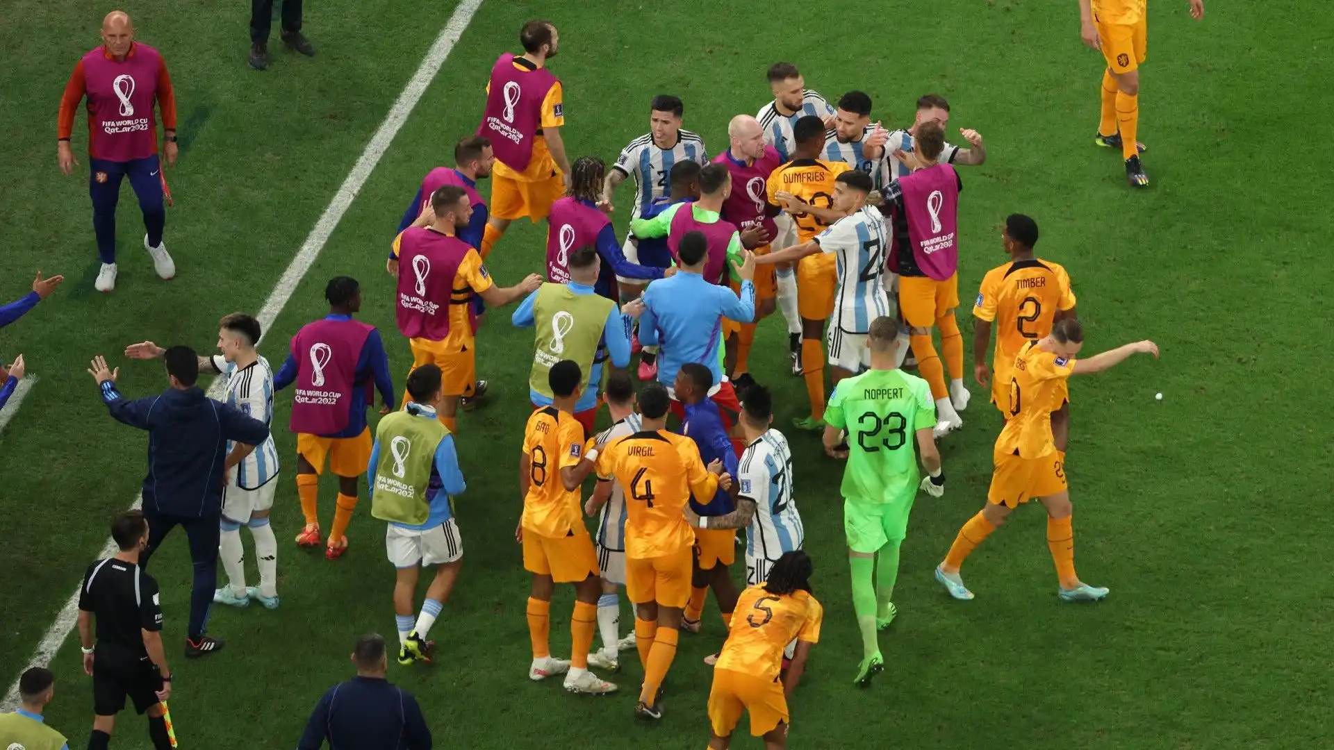 Con i nervi sempre più tesi, infatti, buona parte della panchina dell'Olanda si è unita ai giocatori in campo per contrastare gli argentini.