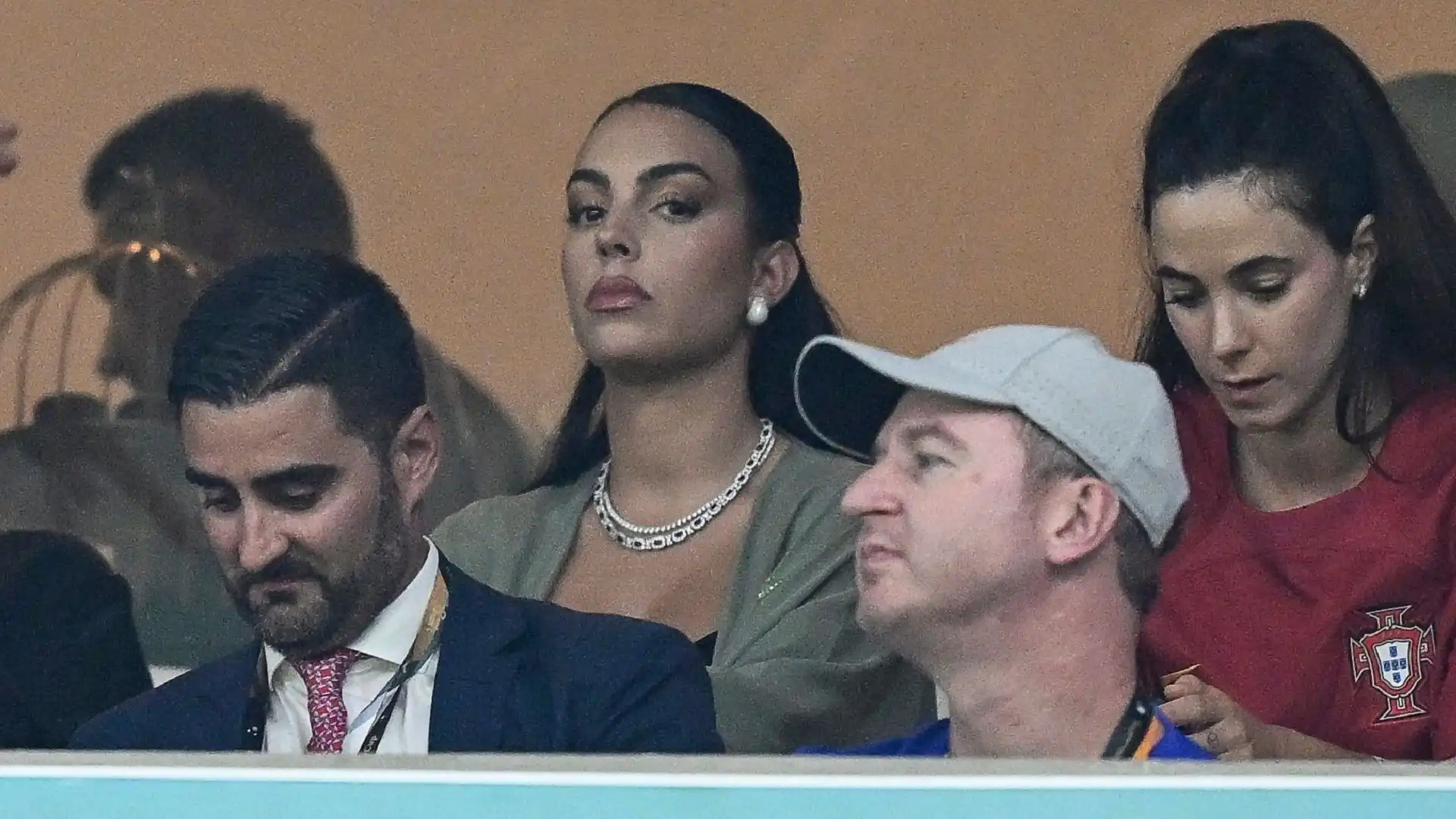 In tribuna la compagna di Ronaldo, Georgina Rodriguez, ha osservato la gara con un'espressione gelida.