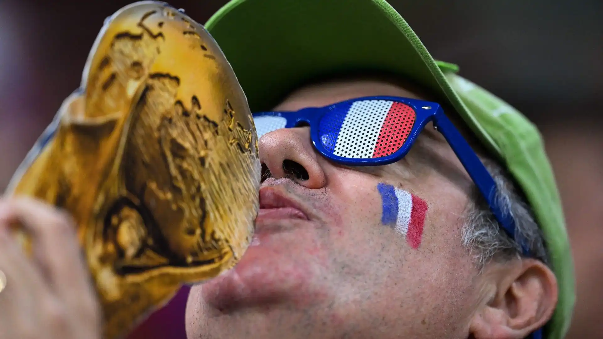 Qualche fan francese bacia già la coppa
