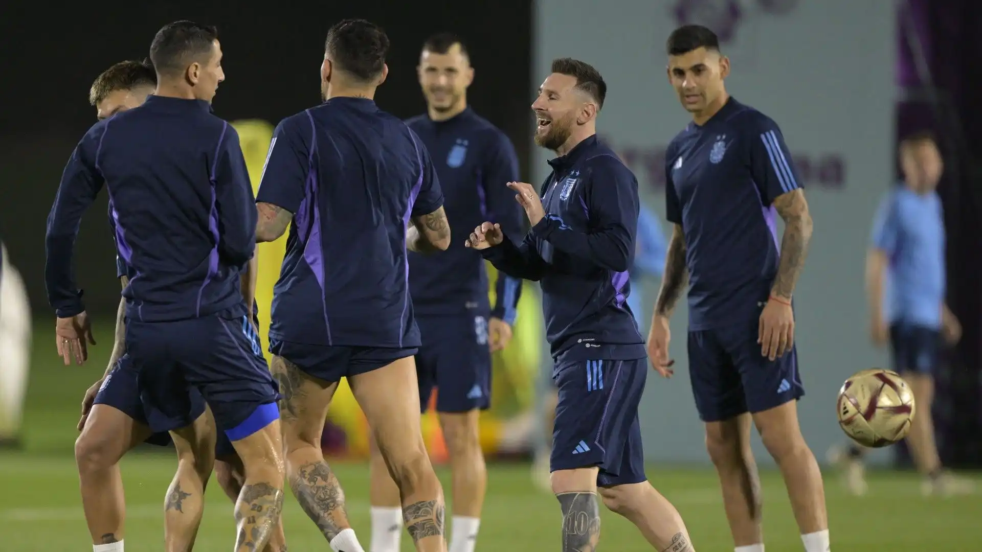 In foto Messi che scherza con i compagni