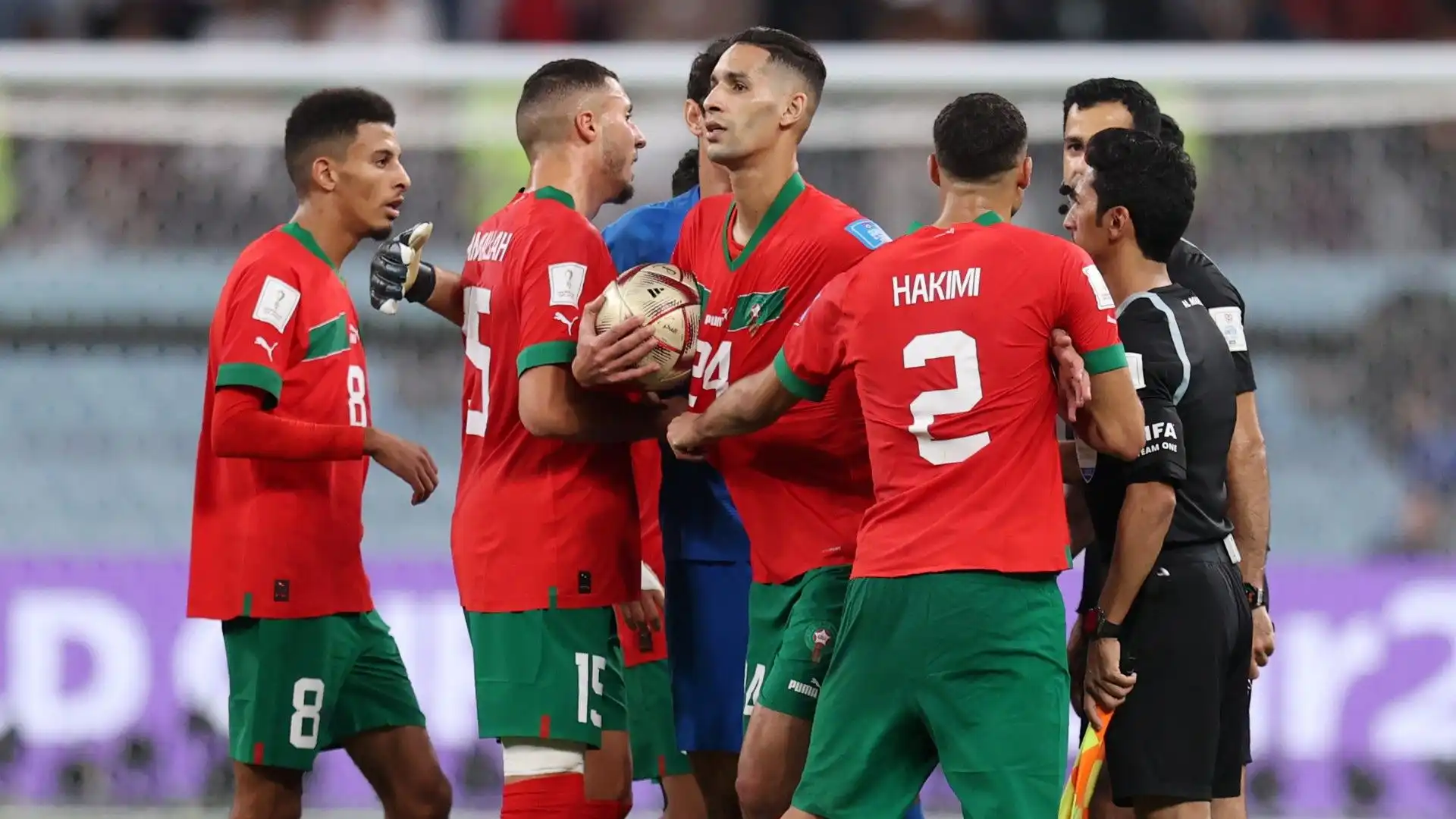 A fine partita i calciatori marocchini hanno accerchiato l'arbitro