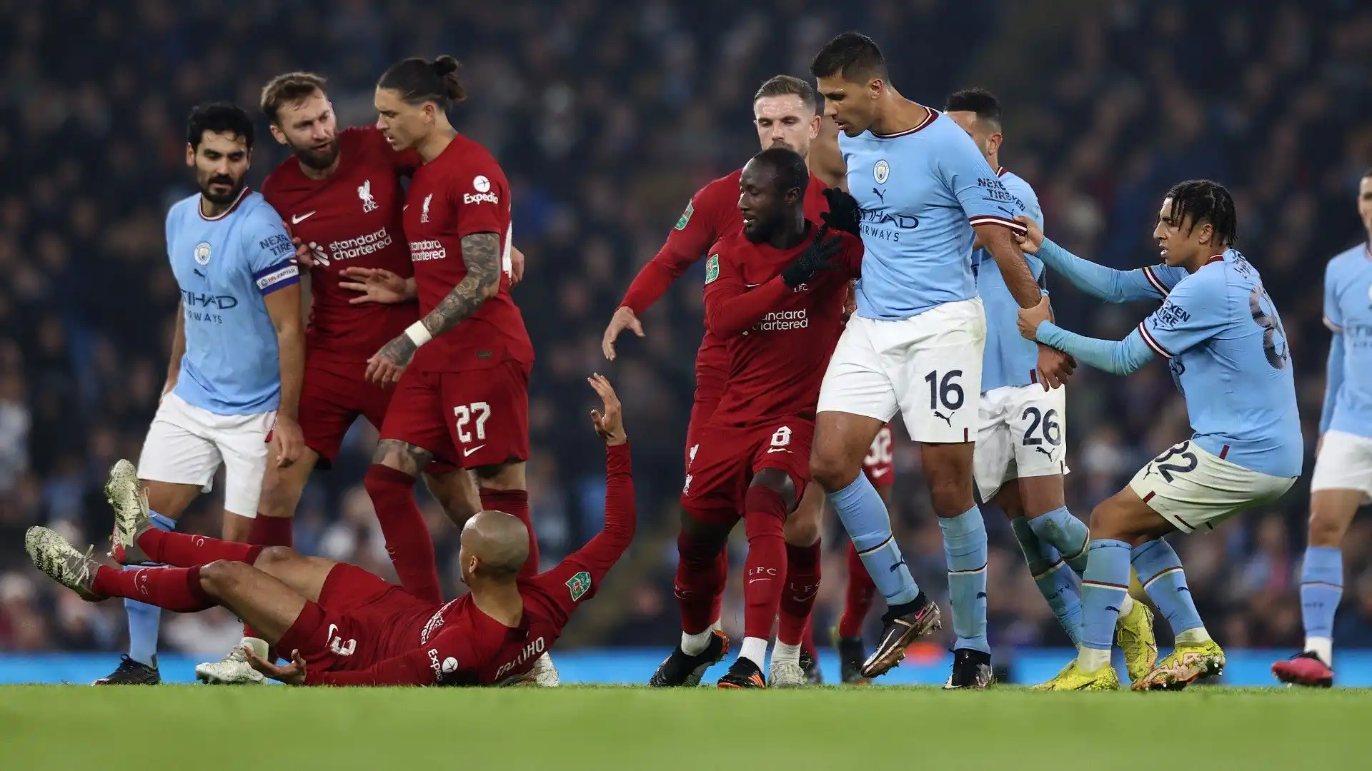 Manchester City-Liverpool: le immagini dello scontro tra Fabinho e Rodri