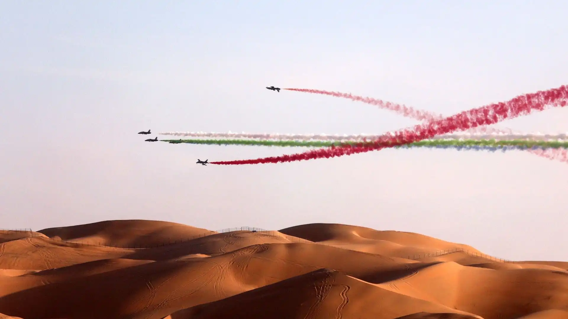 In cielo la squadra di volo acrobatico d'élite degli Emirati Arabi Uniti "Al Fursan"