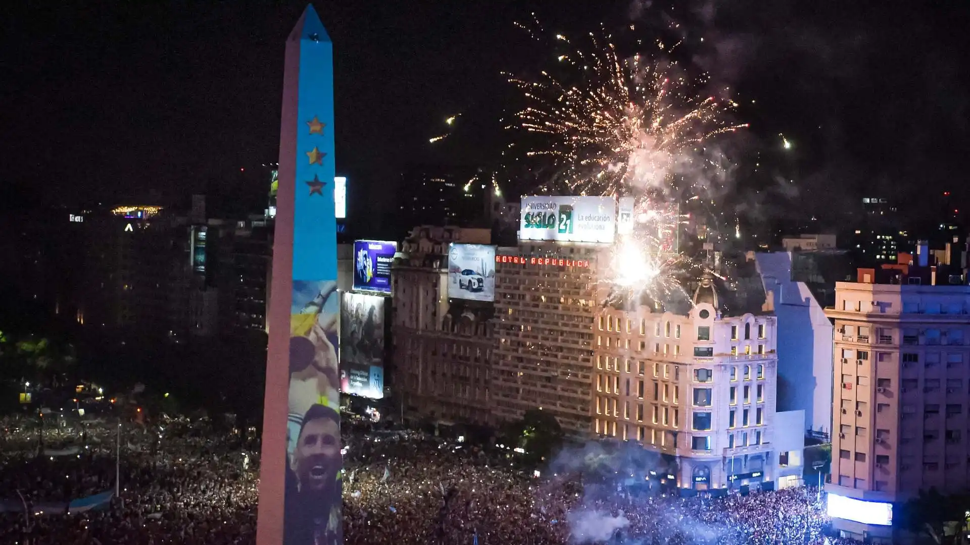 Le immagini della vittoria sono state proiettate sull'obelisco della capitale