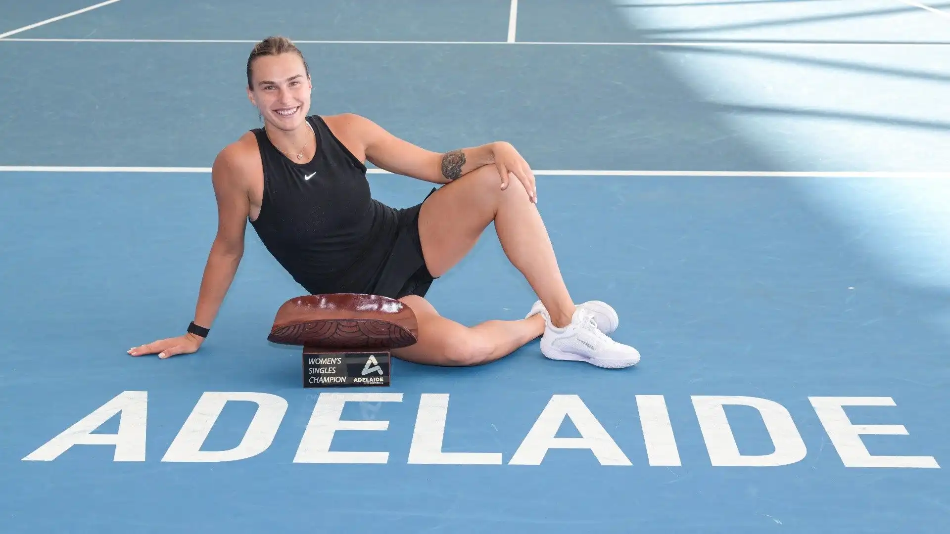 Ecco Aryna Sabalenka che posa con il trofeo