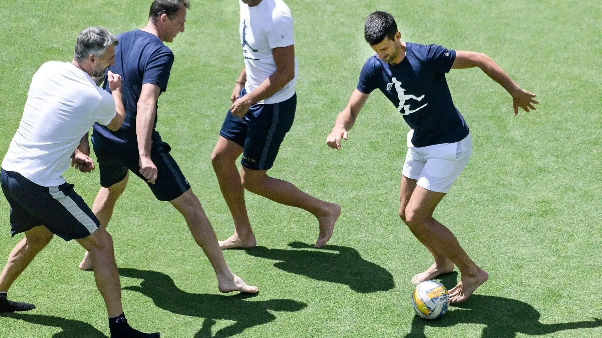 Dopo la partita contro Lestienne Djokovic si è divertito con il suo staff, giocando a calcio a piedi nudi sul sintetico