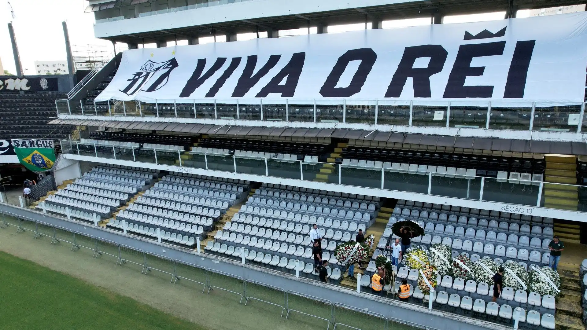 Nello stadio sono stati allestiti anche degli striscioni per ricordare la leggenda brasiliana