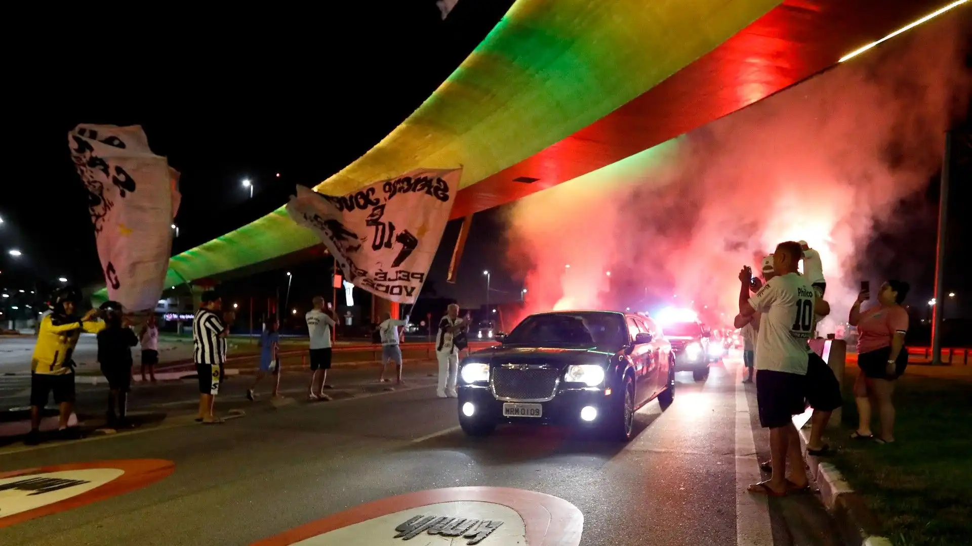 La bara di Pelé trasportata allo stadio Vila Belmiro: le foto