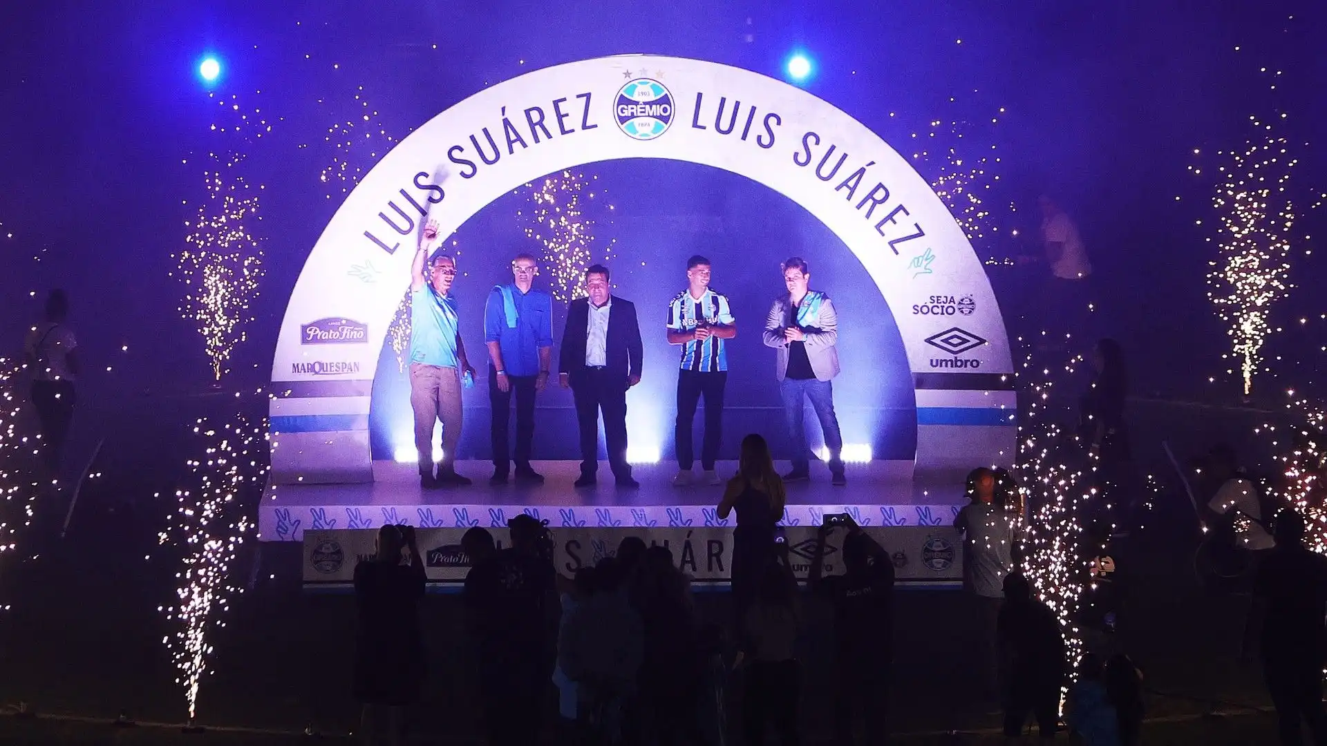 Luis Suárez: presentazione da star. Le bellissime immagini