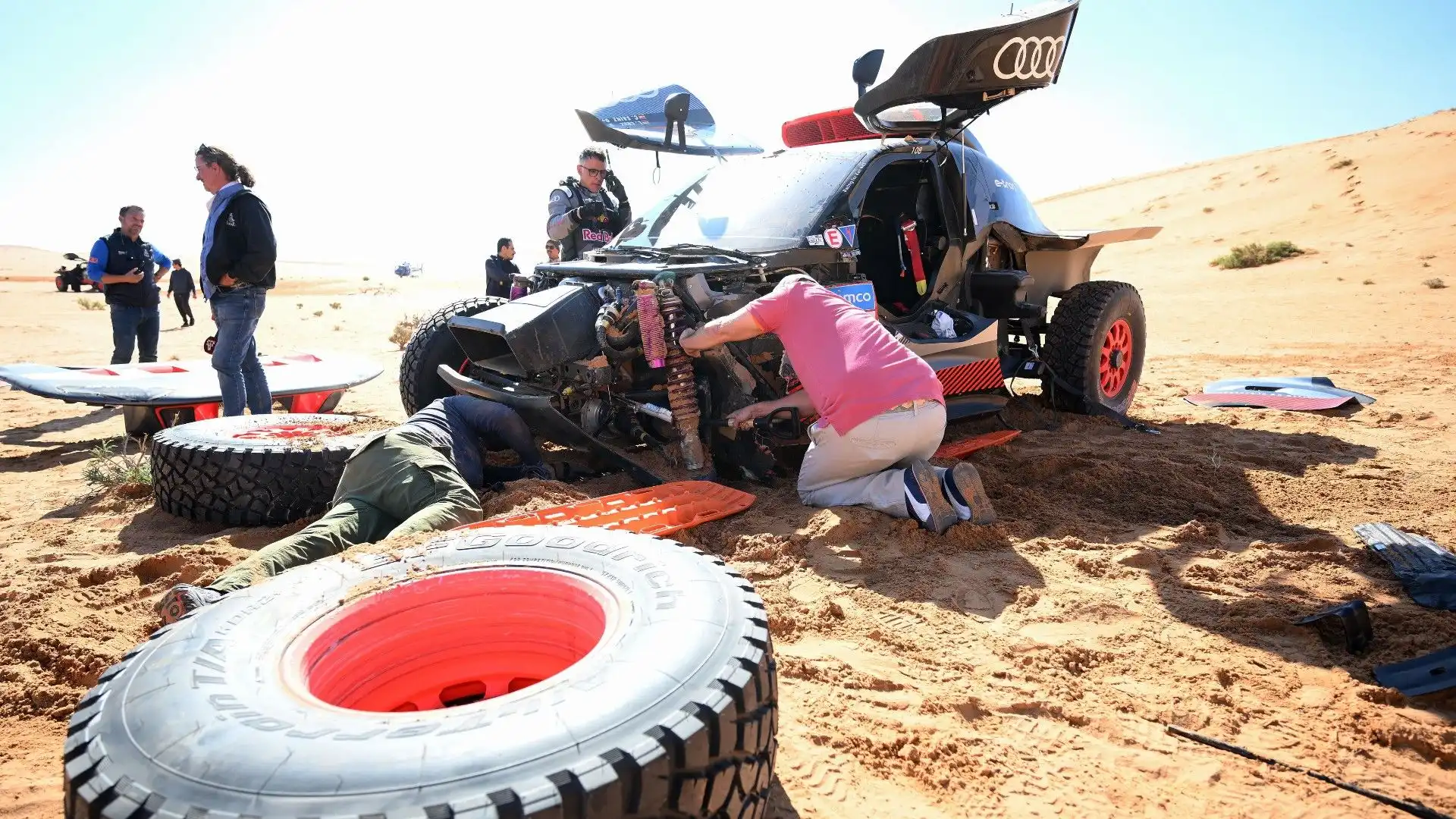 Problemi per Carlos Sainz: le immagini dell'auto guasta in mezzo al deserto